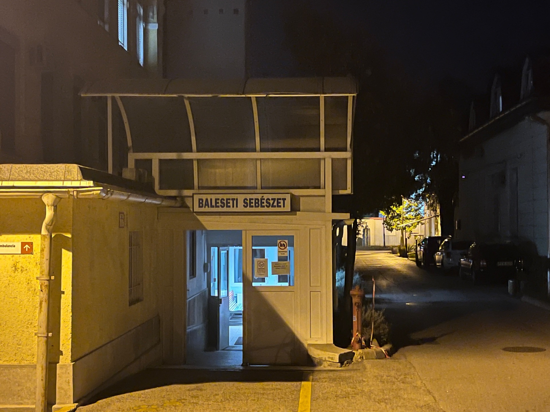 2025, Baleseti sebészet alagsori bejárata